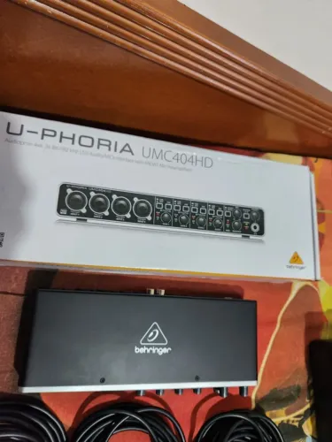 Kit de Interface de Áudio Behringer U-Phoria modelo UMC404HD com microfones