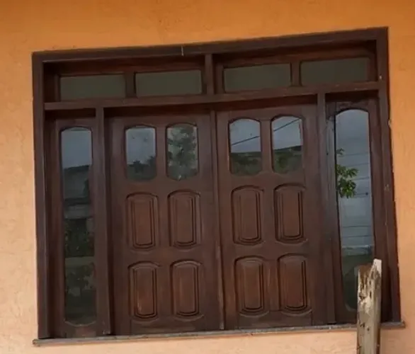 Uma janela de madeira com detalhes em vidro nessas medidas (1,20m de largura por 1,10m)