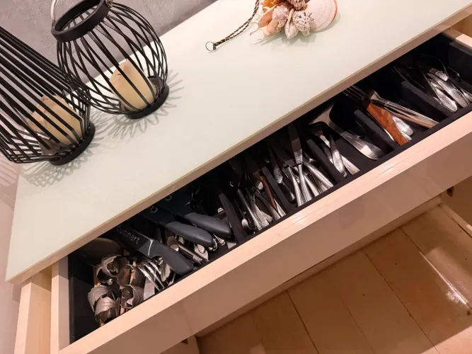 Buffet com gaveta de veludo para talhares e prateleira branco e de vidro