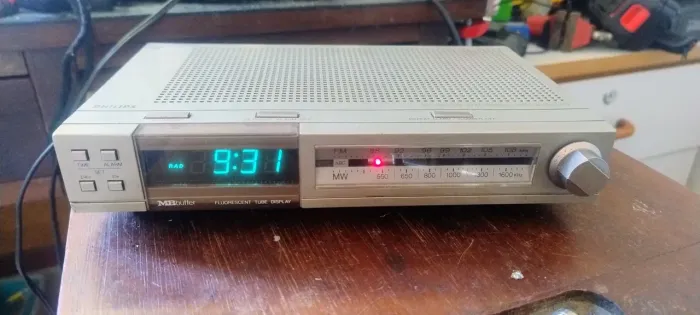 Rádio relógio antigo