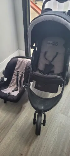Vendo Carrinho de bebê com bebê conforto, marca Burigotto,  por apenas R$100,00