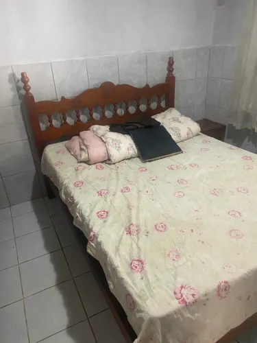 Cama casal de madeira