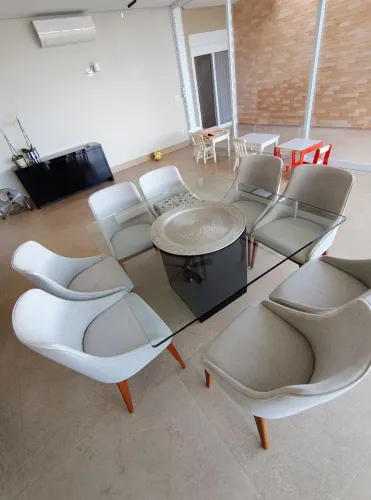 Mesa de Jantar Tok Stok com tampo de vidro 1,4x1,4m e base em Madeira 