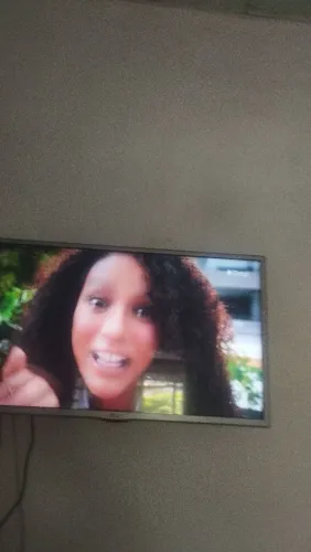 Tv 32" polegadas não é smart é led tela fina