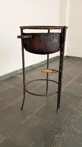 Churrasqueira de ferro fundindo. Meio botijão com grelha