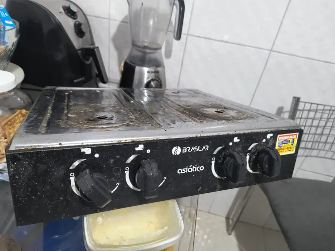 Uma fogão usado pequeno 4bocas