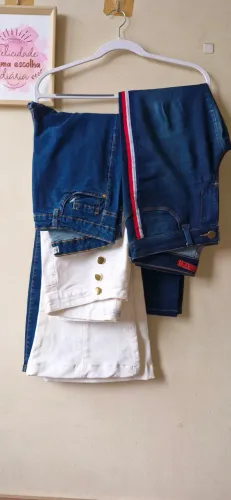 VENDE CALÇAS JEANS. BRANCA E AZUL. A BRANCA 100 REAIS E AS AZUIS 50 CADA.