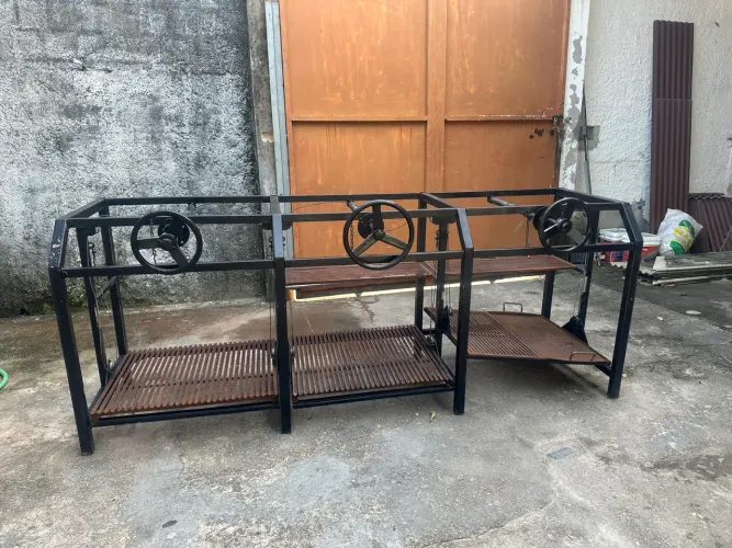 Churrasqueira estilo Parrila em metalon galvanizado