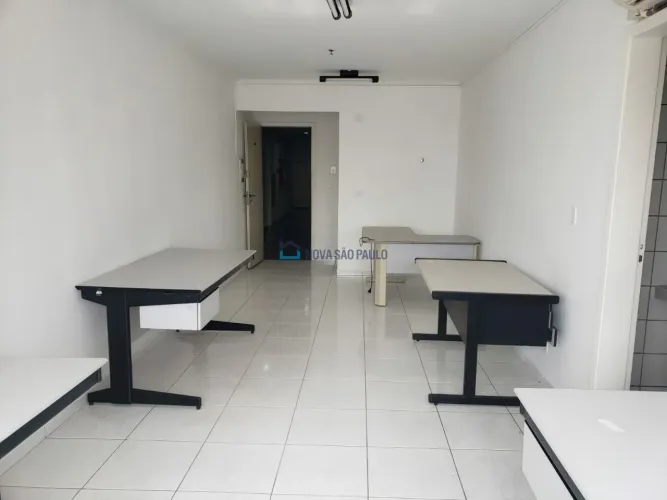 Sala comercial á venda na Saúde com 33 m² de área útil e 1 vaga de garagem.