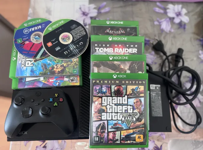 Xbox One Fat de 500GB com controle do Xbox série X|S e Oito Jogos inclusos e cabos.