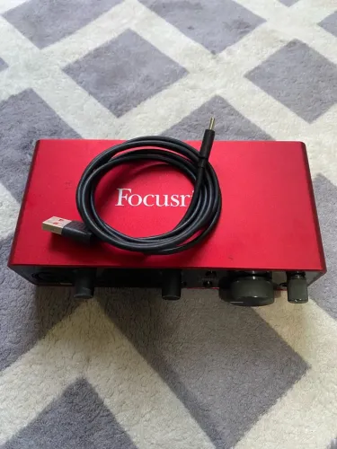 Interface de Áudio Focusrite Scarlett 2i2 3ª Geração + Cabo USB