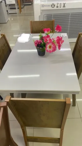 Mesa com 4 cadeiras nunca usada nem montada