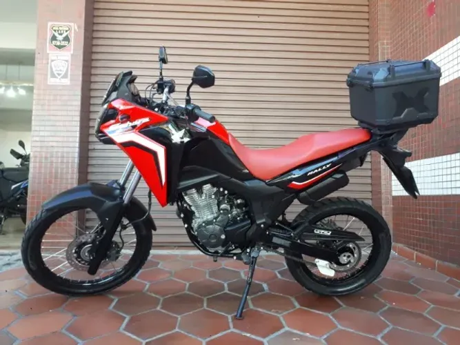 Honda Sahara 300 Rally ABS Flex 2025.