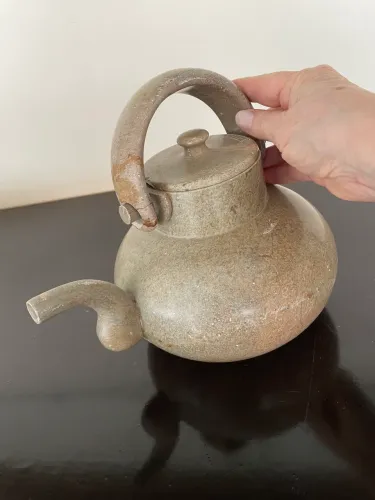 Vendo uma chaleira de pedra sabão para decoração