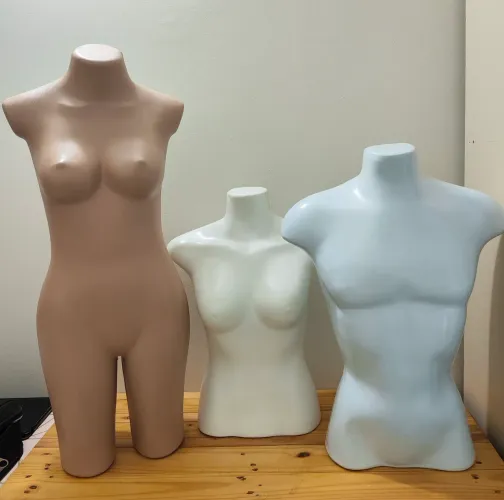 Vai os 3 Manequins de Corpo Tamanho M 2 Femininos 1 Masculino