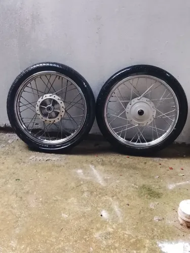 Vendo aro compatível na 160 tá com pneu e câmera excelente