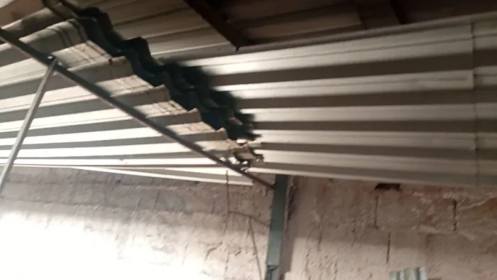 coberta completa com 6 telhas galvanizadas de 5 metros com estruturas de ferro