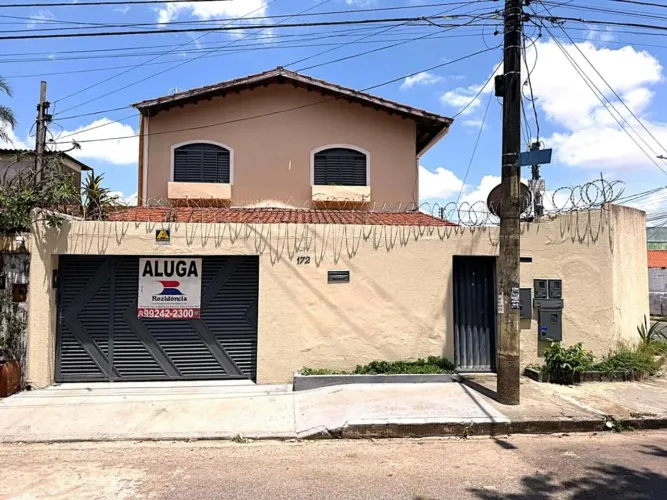 Aluga-Se Sobrado no Setor Coimbra, 4 Quartos, 1 Suíte, todos com armários