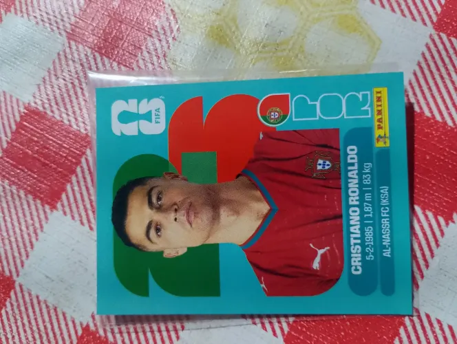 Figurinha de Cristiano Ronaldo, em perfeito estado.