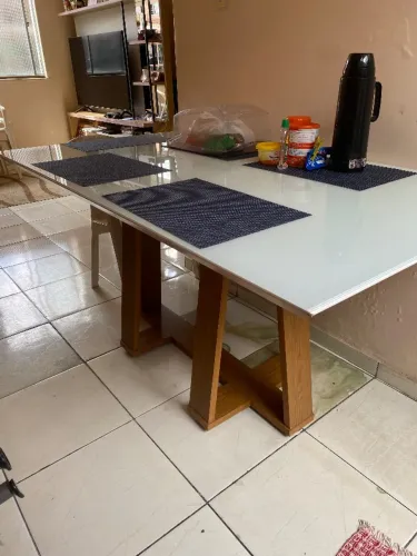 Mesa de vidro e base de madeira