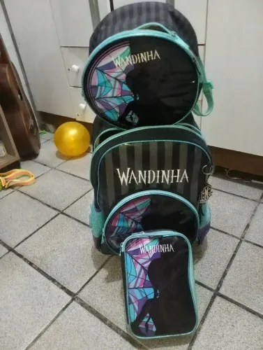Kit escolar da wandinha completo (mochila de rodinhas + lancheira + estojo)