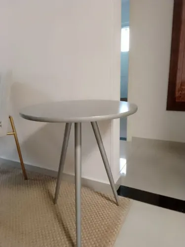 Mesinha redonda tripé