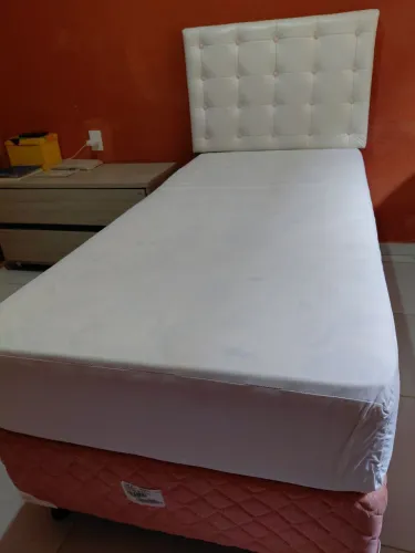 Vendo esta cama box de solteiro com cabeceira colchão esta com capa impermeável e saia