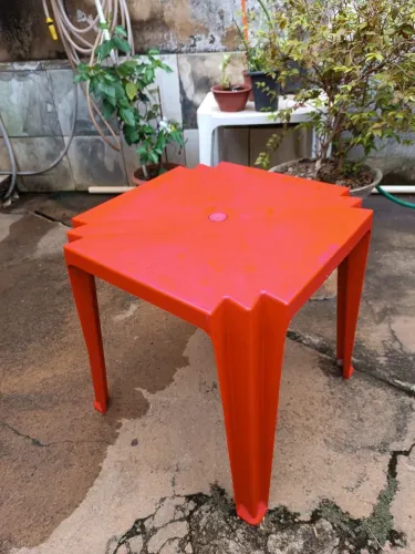 Mesa de plástico vermelha