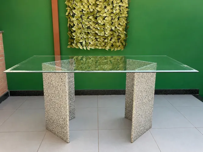 Mesa de vidro temperado, ótima qualidade.