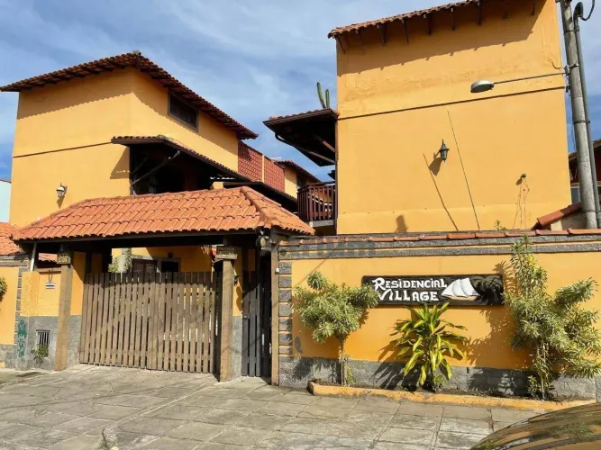 Triplex à venda no Peró