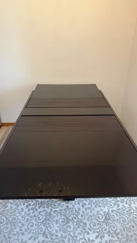 Linda mesa expansível em laca na cor preta