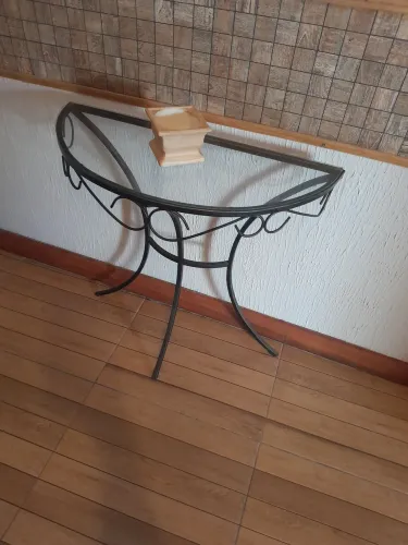 Mesa de metal e vidro ... elegante. 