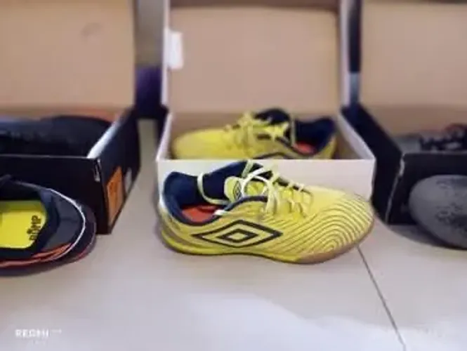 Vendo 2 chuteiras.