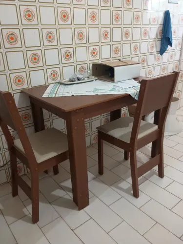 Mesa com 4 cadeiras usada apenas seis meses