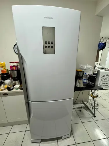 Geladeira Panasonic Econavi 425 litros com tecnologia Inverter.