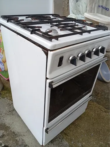 Fogao antigo  Semer de 4 bocas  em bom estado e funcionamento  Manual 