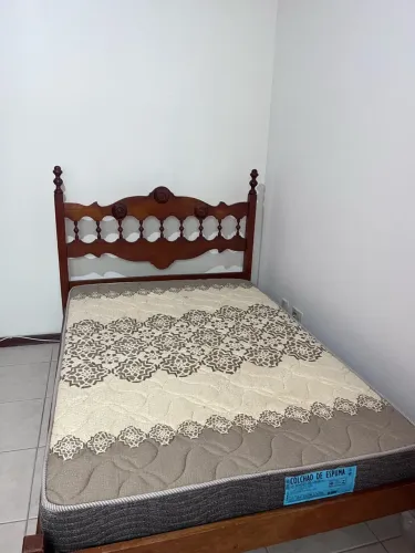 Cama em madeira maciça com colchão casal