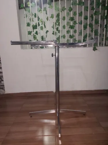 Arara para loja de roupas