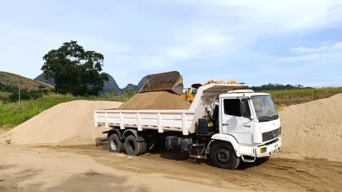 Caminhão caçamba