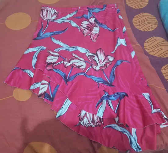 Vende-se saia florida rosa