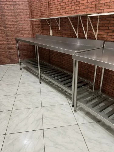duas mesa de inox 1 e mesa e a outra e pia 
