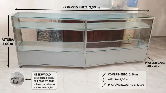 Balcão de 2,50 de comprimento por 1 metro de altura e profundidade 42 cm.