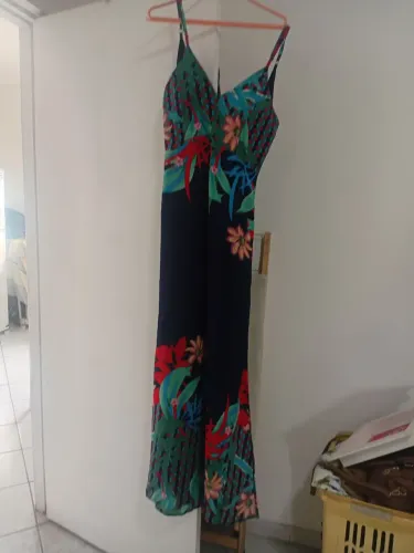 Vestido florido estampa floral com fundo azul marinho