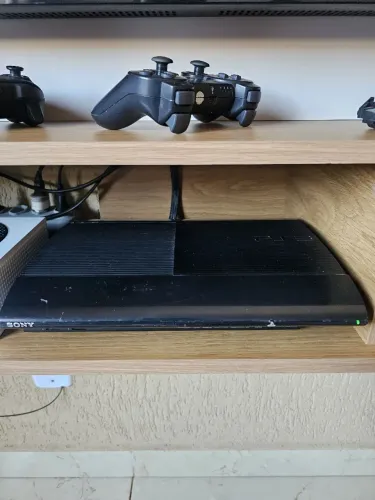 PlayStation 3 com 2 controles e jogos (desbloqueado)