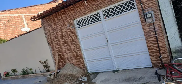 Vendo está casa 6 de frete com 30 de fundo toda construída casa muito boa