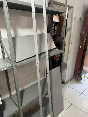 Prateleiras semi novas de aço