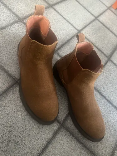 Bota Chelsea em Couro Camurça com Cano Curto