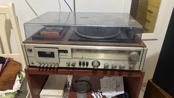 Aparelho de Som Vintage Sanyo GXT-4545 K-2 com Toca-discos Garrard e Caixas Originais