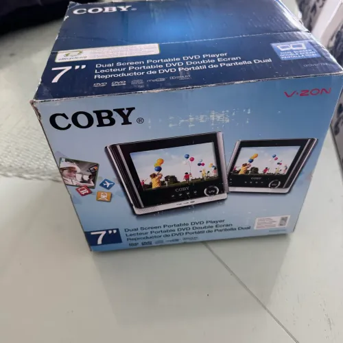 ? DVD Portátil Duplo COBY 7? - Duas Telas para Viagens