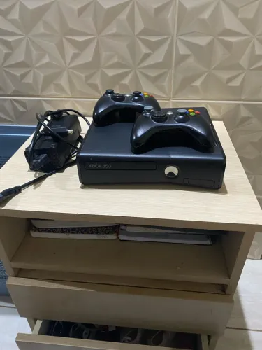 Xbox 360 Slim desbloqueado + 2 controles